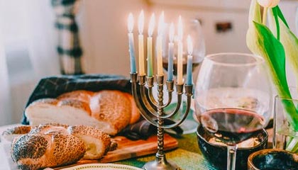 悉尼71岁华裔老妇带外孙玩耍，当街遭陌生男子猛击头部，生命垂危；该男子目前已被捕