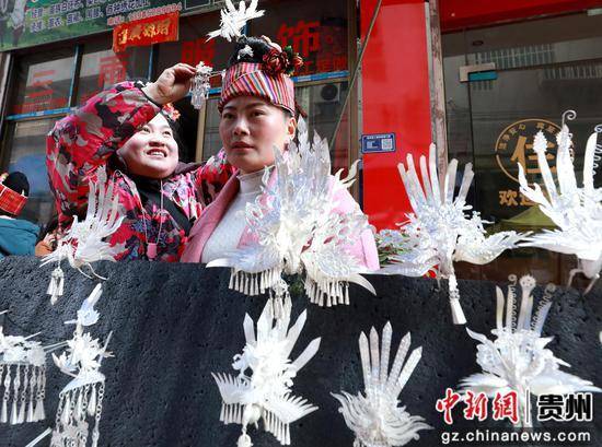 贵州剑河：穿新衣过新年 苗族同胞置衣忙