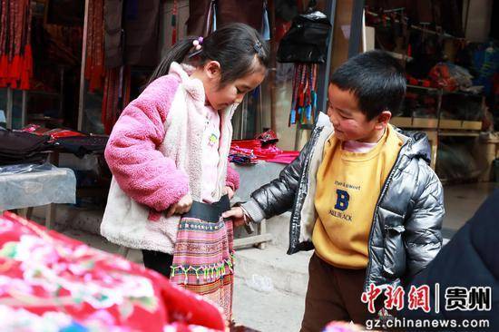 贵州剑河：穿新衣过新年 苗族同胞置衣忙