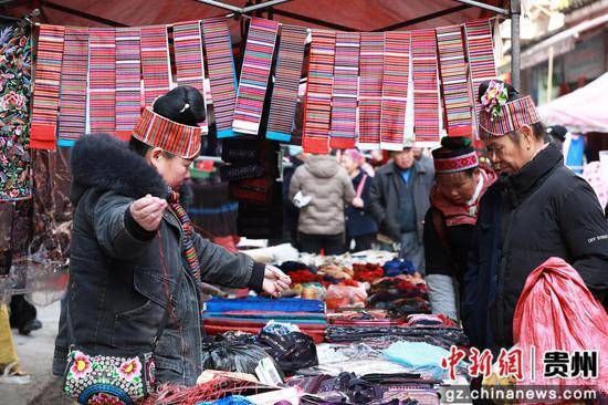 贵州剑河：穿新衣过新年 苗族同胞置衣忙