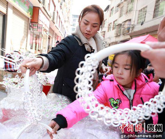 贵州剑河：穿新衣过新年 苗族同胞置衣忙