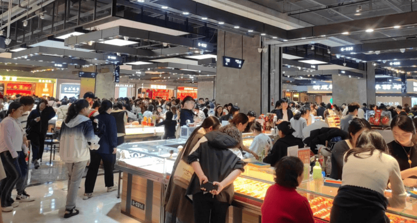 跌!跌!跌!深圳这里“人山人海”,有游客拉着行李箱扫货