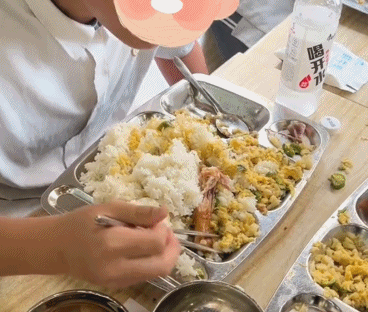 苏炳添来了都得吃剩饭，最近爆火的“高中生抢饭”看得人气血都足了