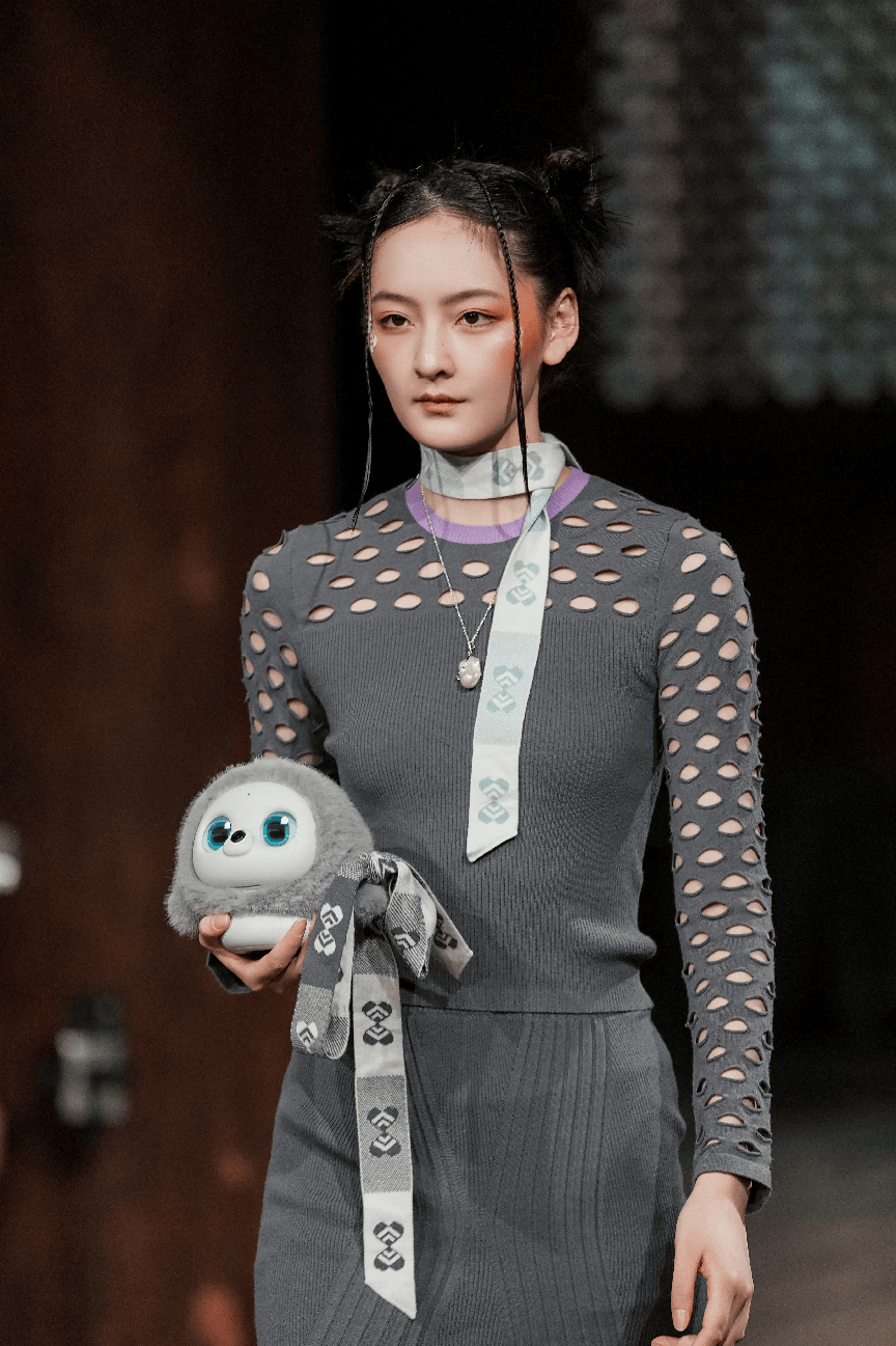 智能萌宠遇上针织艺术，AQUA LIXUN SU x ropet为时尚注入科技温度