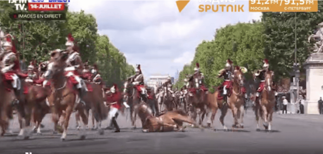 法国国庆阅兵接连出现尴尬一幕