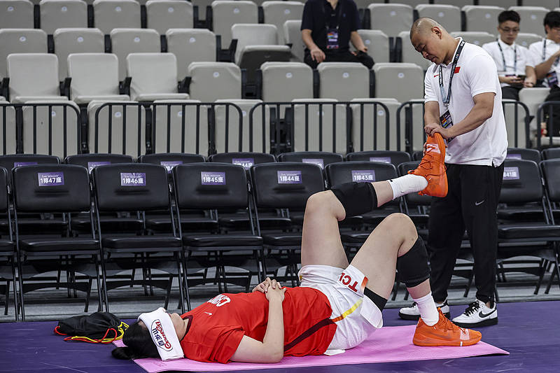 “第二篮筐”张子宇的无敌天赋亦有隐忧，中国女篮如何打磨“巨星胚子”？