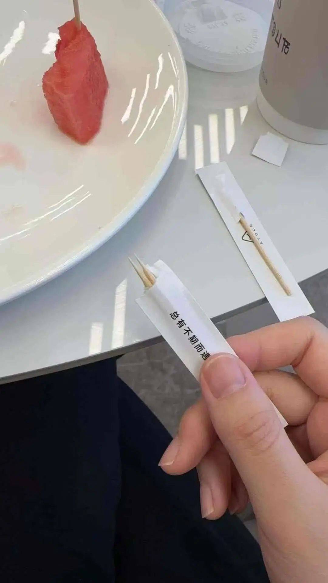 女子称“在亚朵酒店内用牙签，入口后猛然发现可能是别人用过的”，店方回应