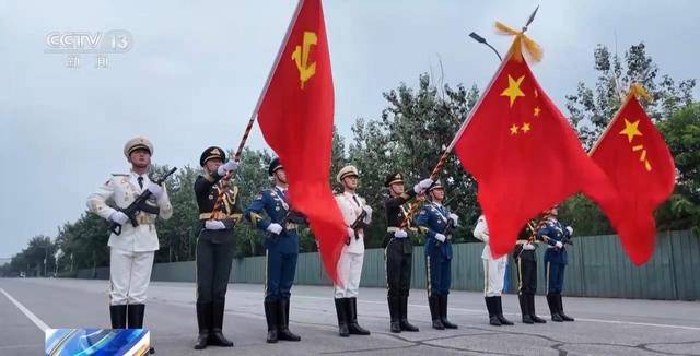 太帅!阅兵方队:横看一条线 竖看一个人