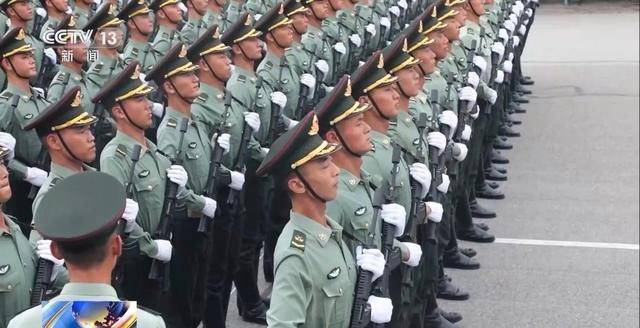 太帅!阅兵方队:横看一条线 竖看一个人