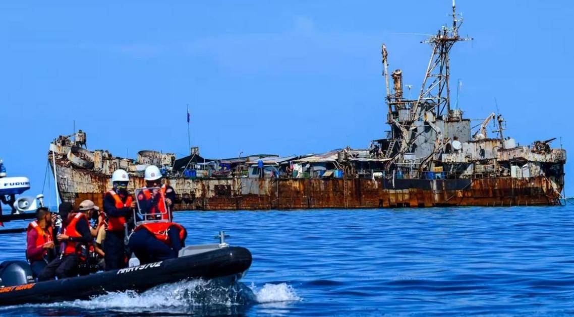 仁爱礁即将大结局？多艘菲律宾舰艇呈扇形逼近，中国冷静应对，让对手无从招架！