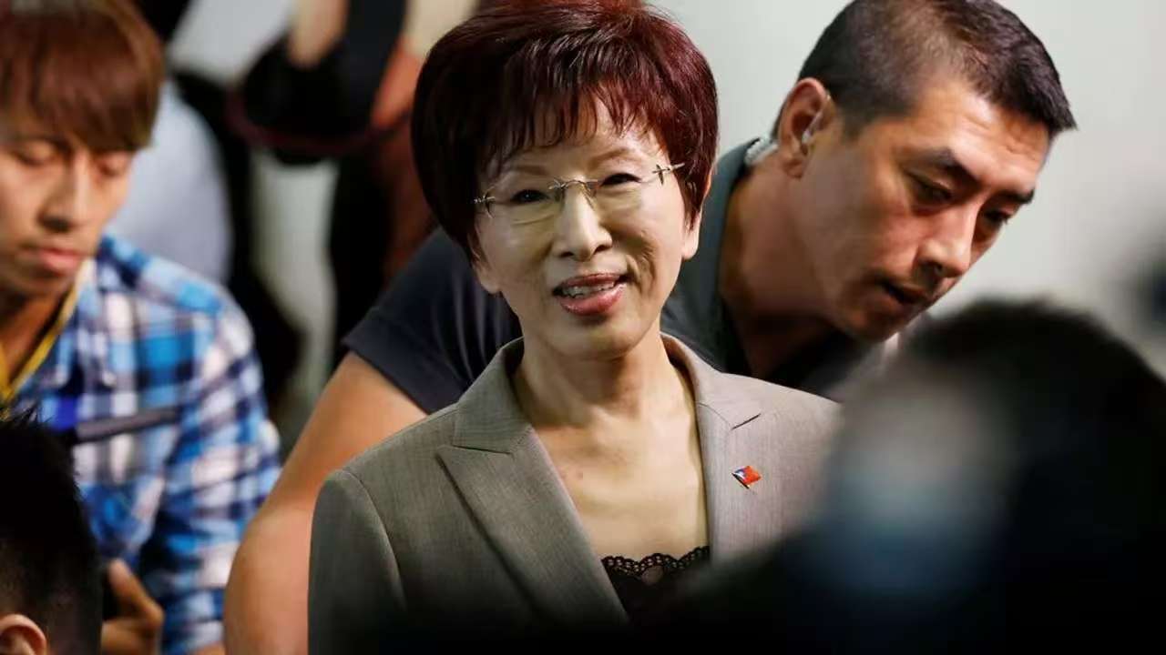 洪秀柱亮相北京，特殊站位有说法，不惧台当局威胁，民进党气急败坏！