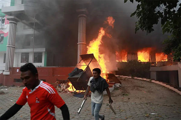 总理辞职、政府大楼被烧……尼泊尔发生了什么？