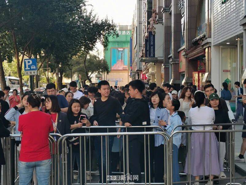 凌晨3点就有人排队|黑龙江省首家泡泡玛特S级木纹形象店开业