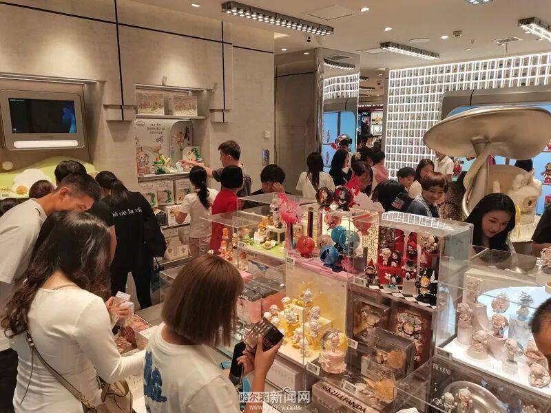 凌晨3点就有人排队|黑龙江省首家泡泡玛特S级木纹形象店开业