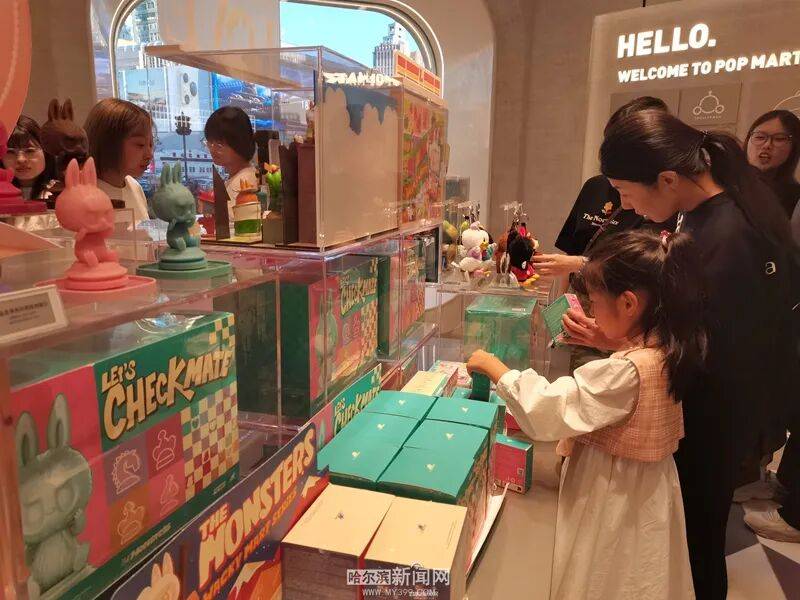 凌晨3点就有人排队|黑龙江省首家泡泡玛特S级木纹形象店开业