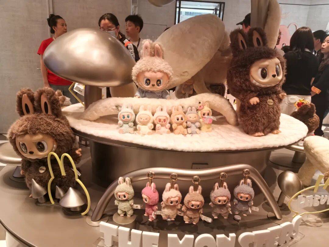 凌晨3点就有人排队|黑龙江省首家泡泡玛特S级木纹形象店开业