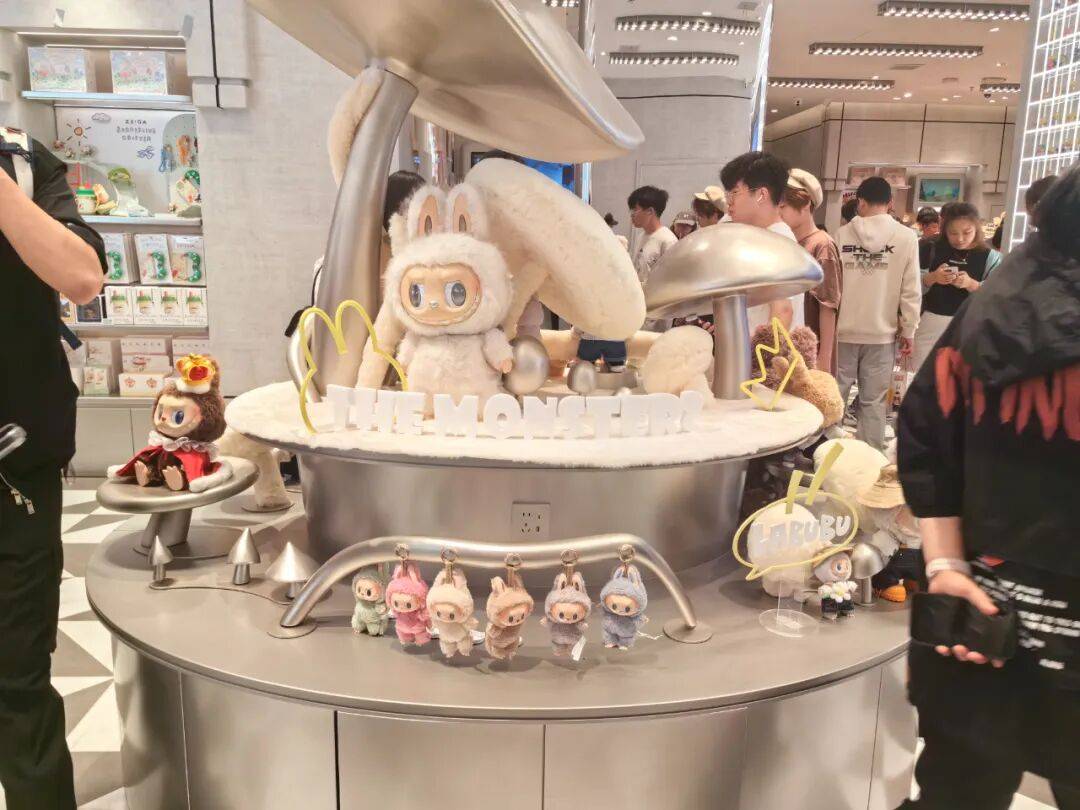 凌晨3点就有人排队|黑龙江省首家泡泡玛特S级木纹形象店开业