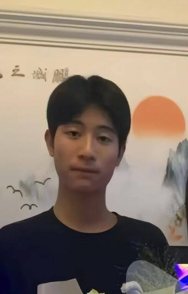 两名17岁学生失联10余天，在昆明被车接走，微信群里曾发“我快死了，快救救我”，警方已立案调查