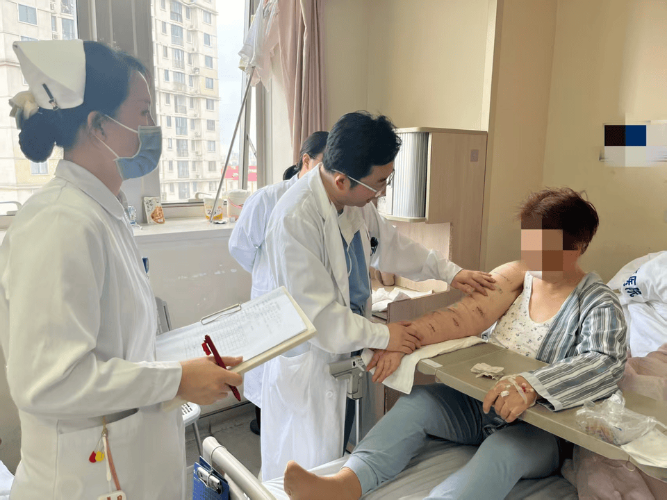 0.2毫米的“生命通道”:沪上医生用超级显微术为淋巴水肿患者“减负”