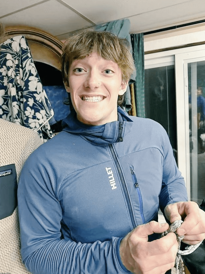 23岁知名网红在攀岩时失足坠崖，直播间观众目睹坠亡瞬间：本已登顶但工具卡在岩壁上需原路返回