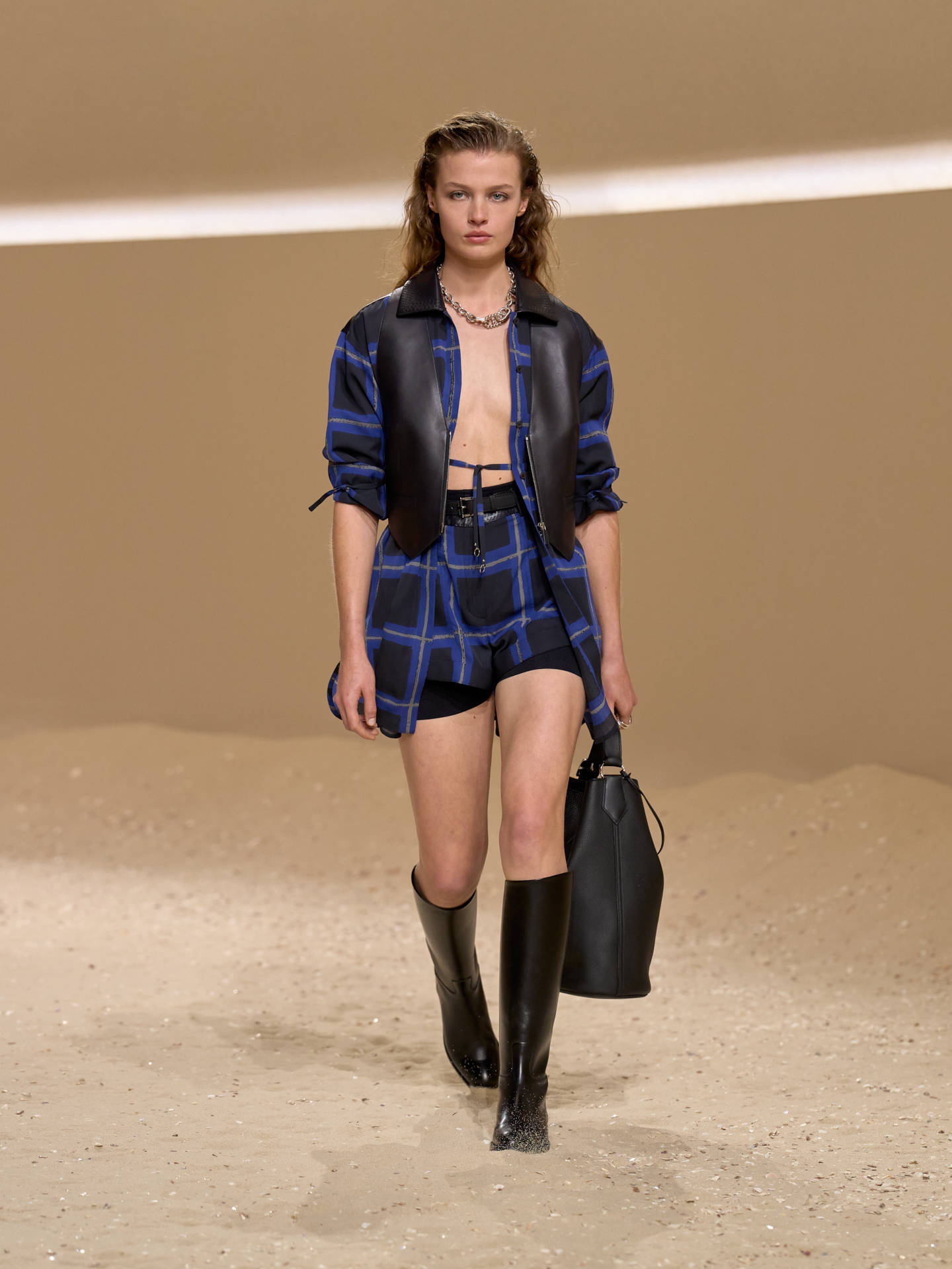 爱马仕秀场变沙滩，丝巾变上衣、亮色包袋注入新活力！