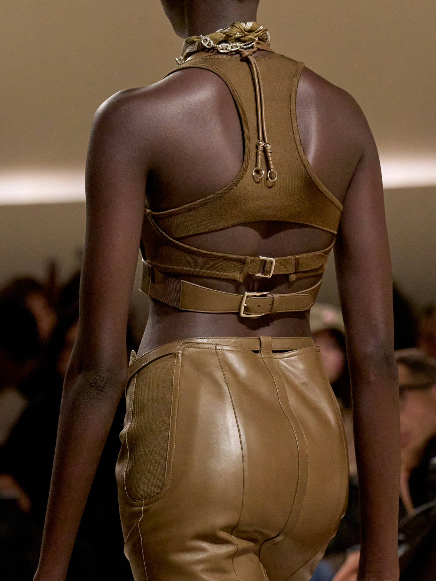 爱马仕秀场变沙滩，丝巾变上衣、亮色包袋注入新活力！