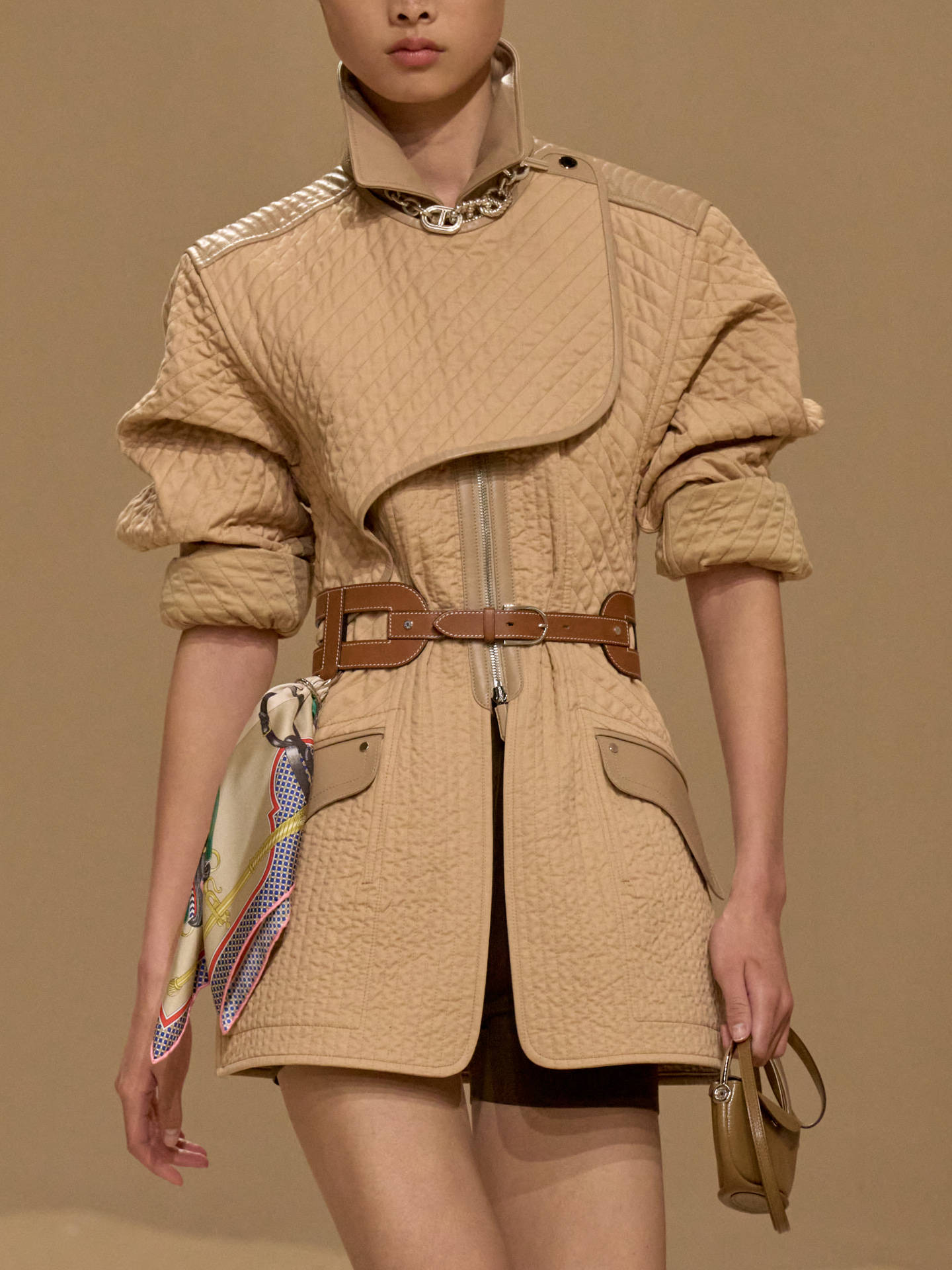 爱马仕秀场变沙滩，丝巾变上衣、亮色包袋注入新活力！