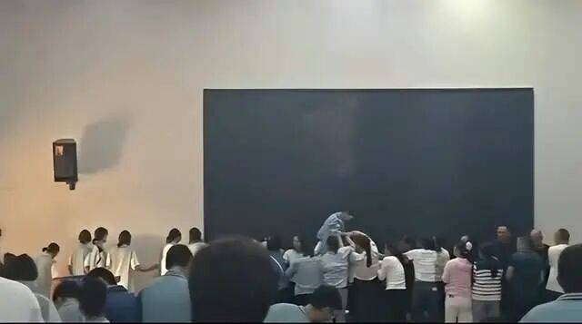 家长们跪成一排,学生蒙眼从背上踩过?教育局回应河南一中学举办活动引热议:正调查处理