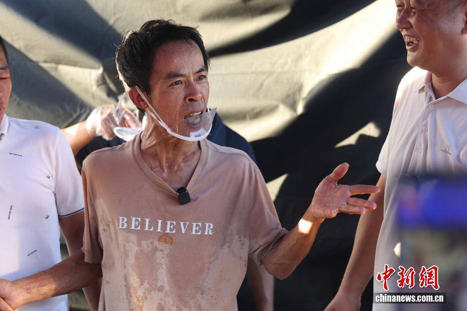 江西景德镇“鸡排哥”的中秋节：摊位成景 坚守为客