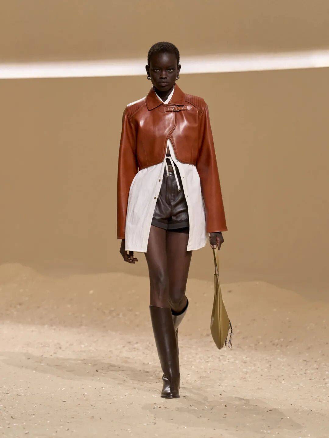 Hermès的女骑士,在沙滩上自由驰骋