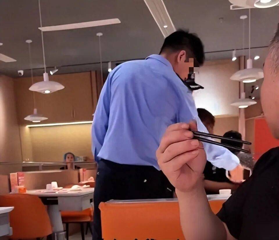 小伙和女友餐厅吃饭,被民警赶来戴铐带走;警方回应:其女友与一离家女孩“撞脸”,错抓已道歉