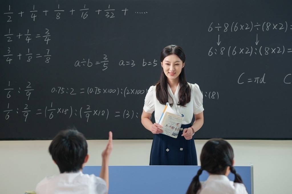 开学前接调岗电话,小学老师仓促教初中