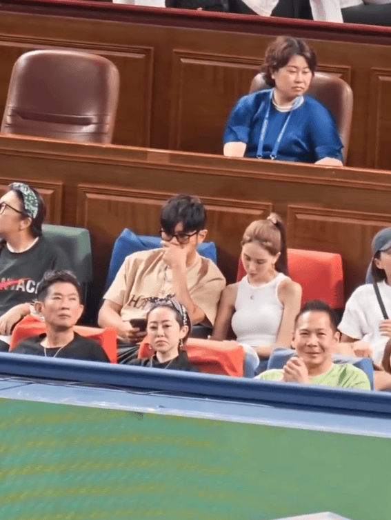 考古|昆凌现身暴瘦变化大!7年剖腹产下3娃,从“打工妹”到“天王嫂”,她的辛苦谁懂