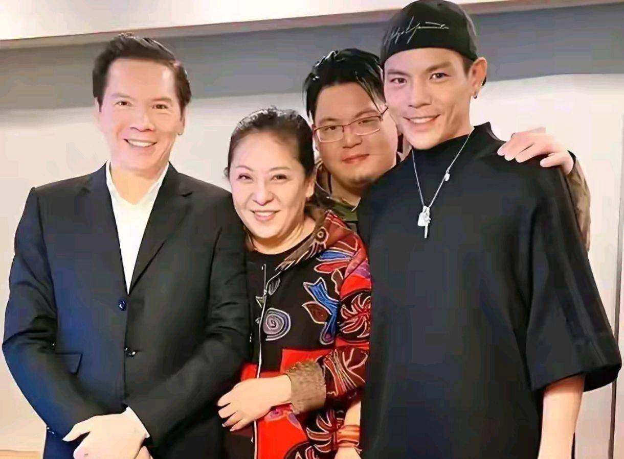 考古 | 向太小儿子向佑罕见露面！曾惹怒大佬高呼我爸是向华强，与母亲决裂真相曝光