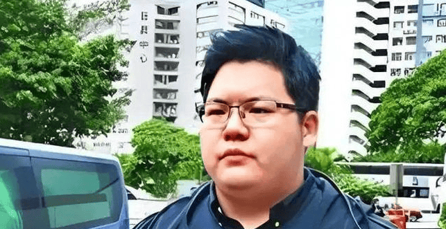 考古 | 向太小儿子向佑罕见露面！曾惹怒大佬高呼我爸是向华强，与母亲决裂真相曝光