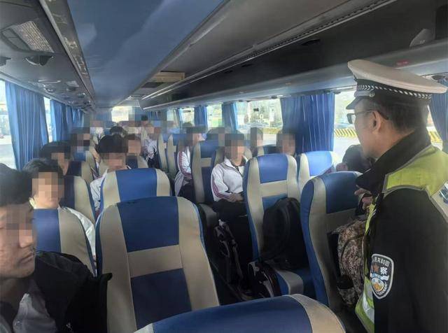 大客车突发故障抛锚高速,交警及时救助除隐患