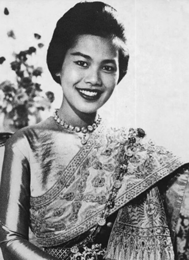 泰国王太后诗丽吉去世，留下19顶奢华王冠和她的传奇一生